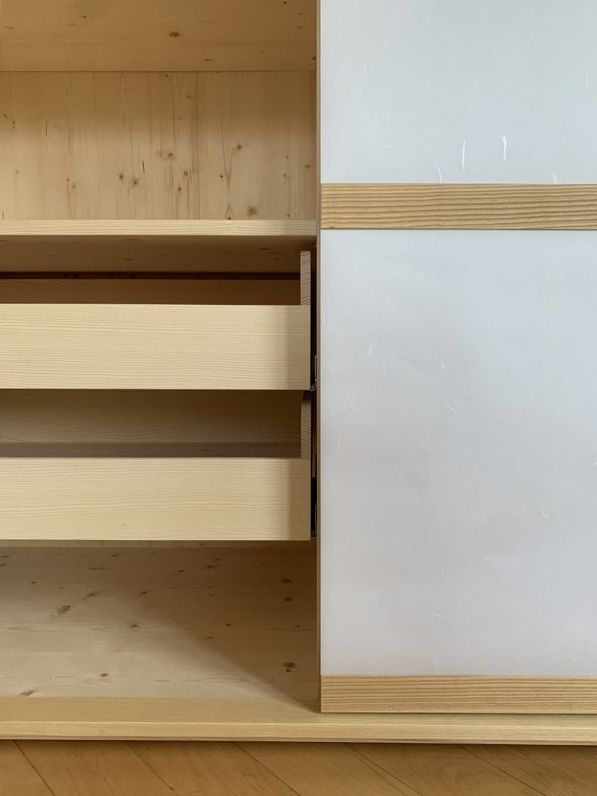 Schrank in Esche mit Washi-Paneelen Schrank in Esche mit Washi-Paneelen