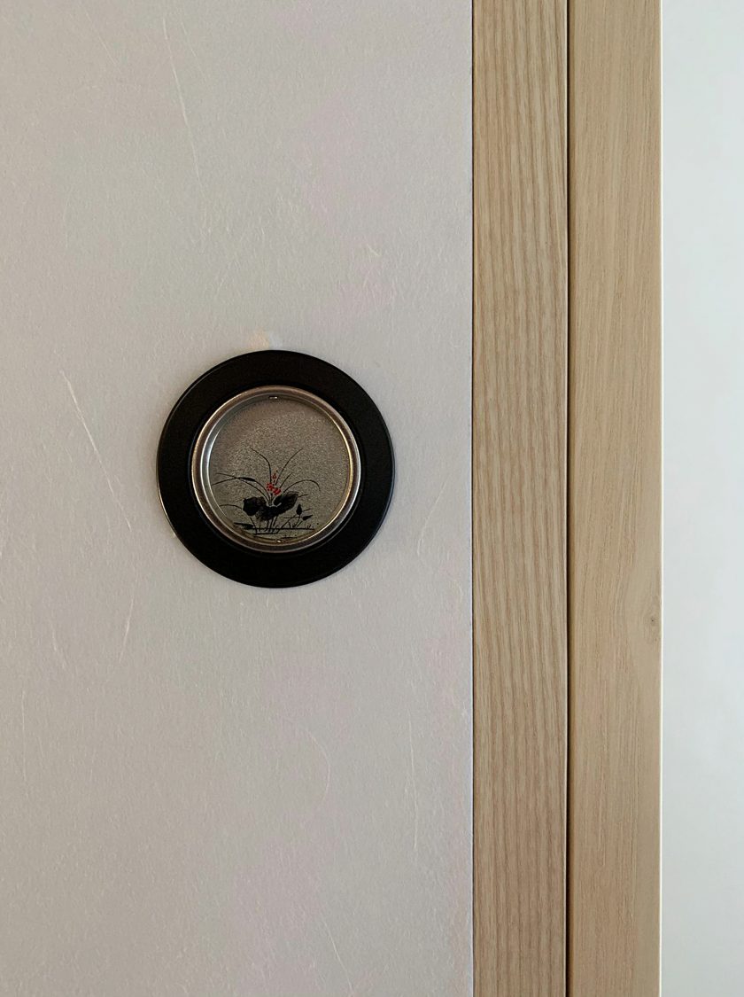 Kleiderschrank mit Fusumas und Hikite-Muschelgriffen Kleiderschrank mit Fusumas und Hikite-Muschelgriffen