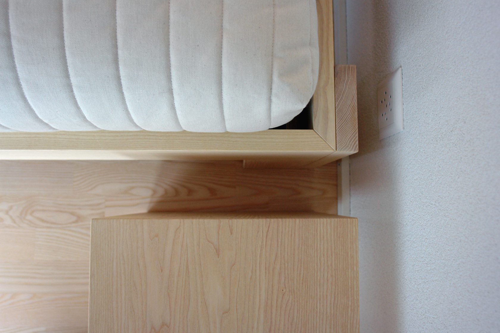 Lift Bett Esche Ecke Hinten Oben Nachttisch Detail